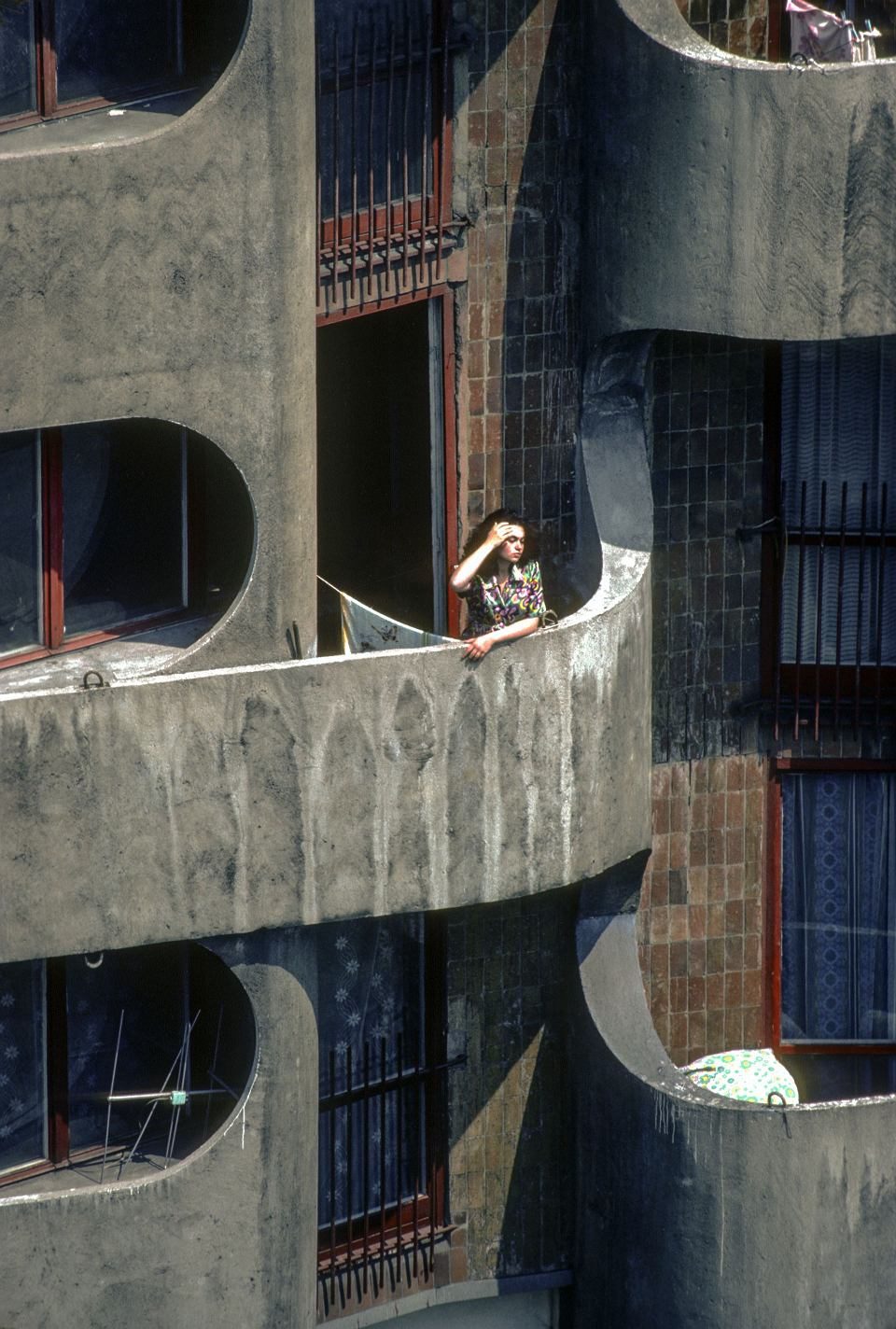 Kobieta na balkonie wrocławskiego Manhattanu — fotografia Chrisa Niedenthala z 1982 roku